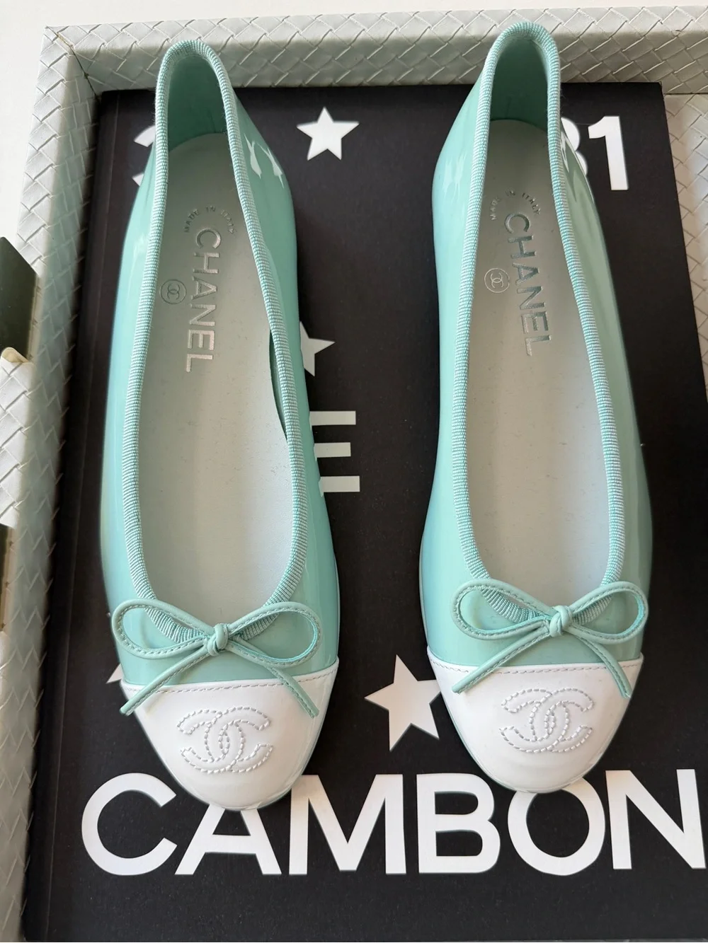 CHANEL MINTY TURQUOISE GREEN PATENT LEATHER WHITE CC CAP TOE BALLET FLATS 37 C